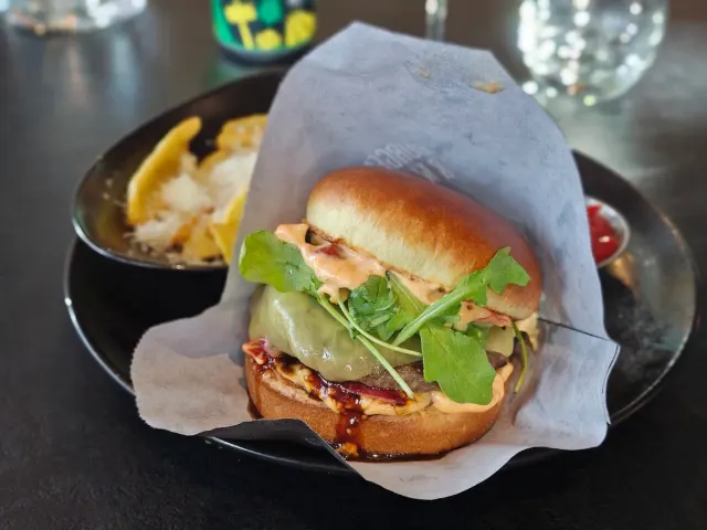 BookNoFees: Εστιατόριο – Burgers & Wine – Helsinki – Burgers & Wine, φωτογραφία 2