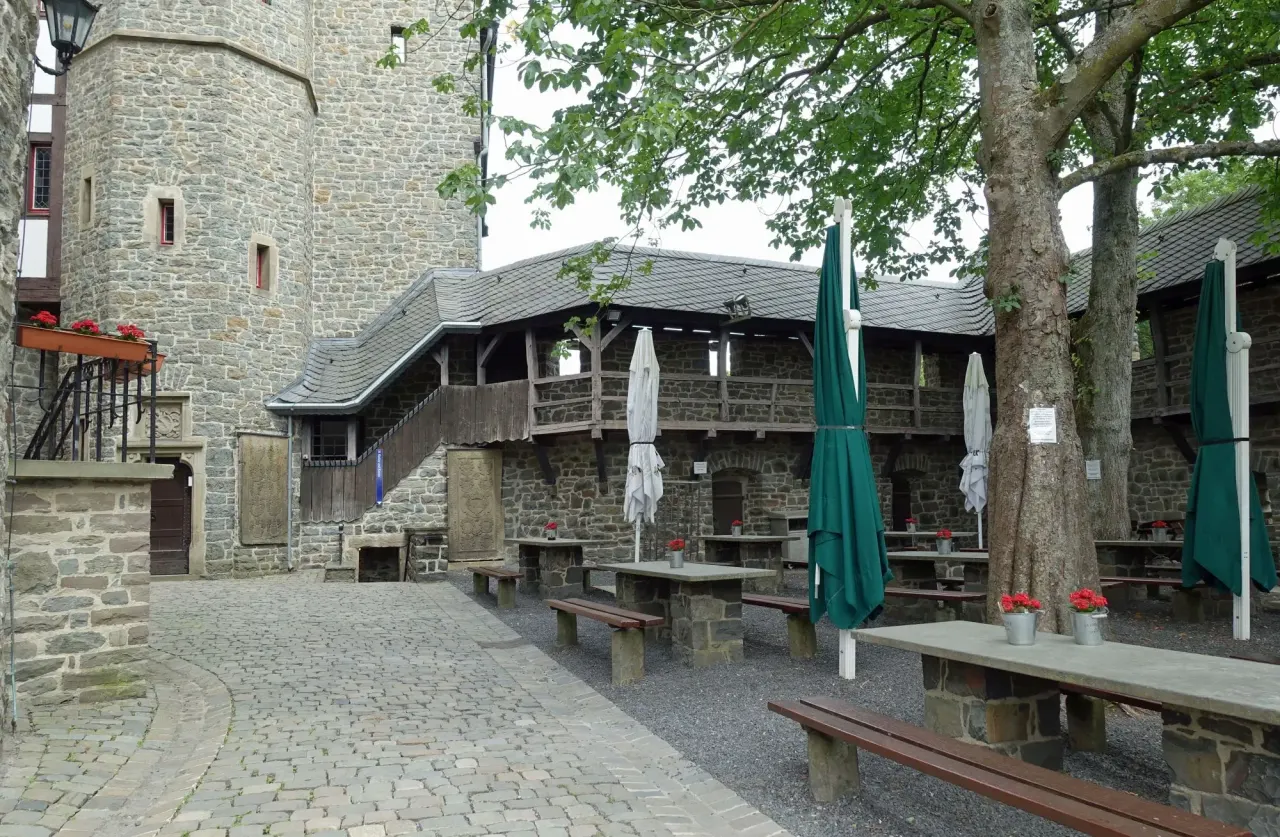 BookNoFees: Εστιατόριο – Burgrestaurant Altena – Altena – Εστιατόριο Burgrestaurant Altena, φωτογραφία 1