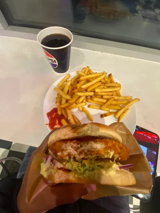BookNoFees: Σνακ μπαρ – Alviksgrillen – Stockholm – Το Alviksgrillen, φωτογραφία 3
