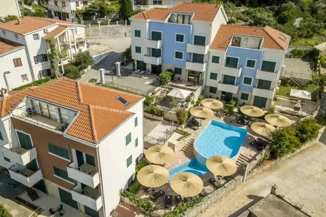 BookNoFees: Huzurlu, havuzlu ve bahçeli tatil dairesi – Slatine