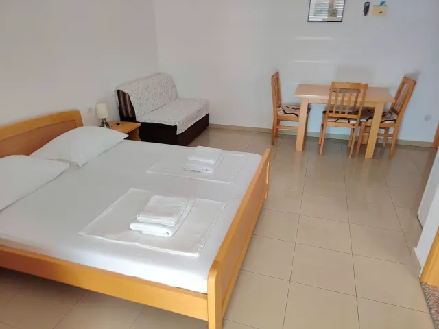 BookNoFees: Balkonlu ve Deniz Manzaralı Huzurlu Stüdyo Daire – Omiš