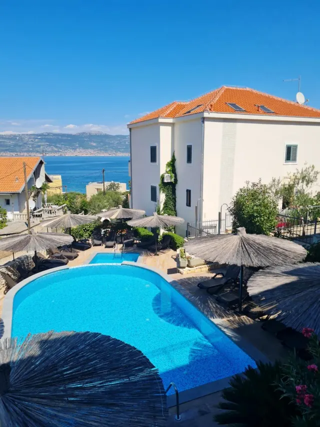 BookNoFees: Havuzlu ve barbekü alanlı sakin bir tatil dairesi – Slatine