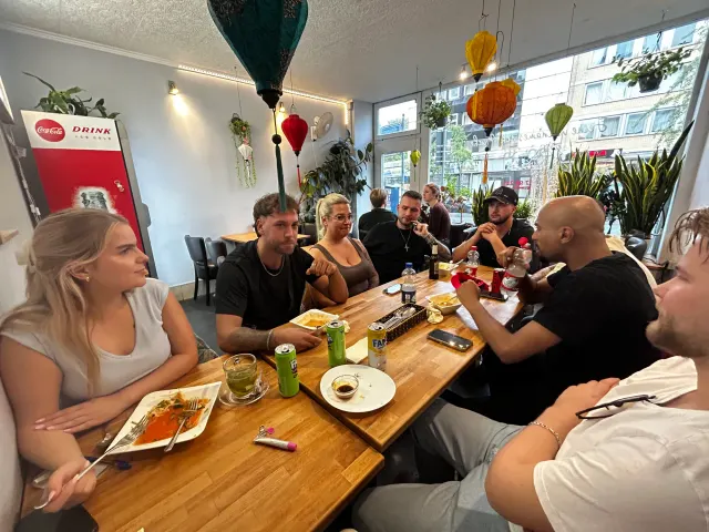 BookNoFees: Atıştırmalık büfesi – Good morning Vietnam – Aachen – Uzun bir masa ve tavandan sarkan rengarenk fenerlerin bulunduğu restoran, fotoğraf 4