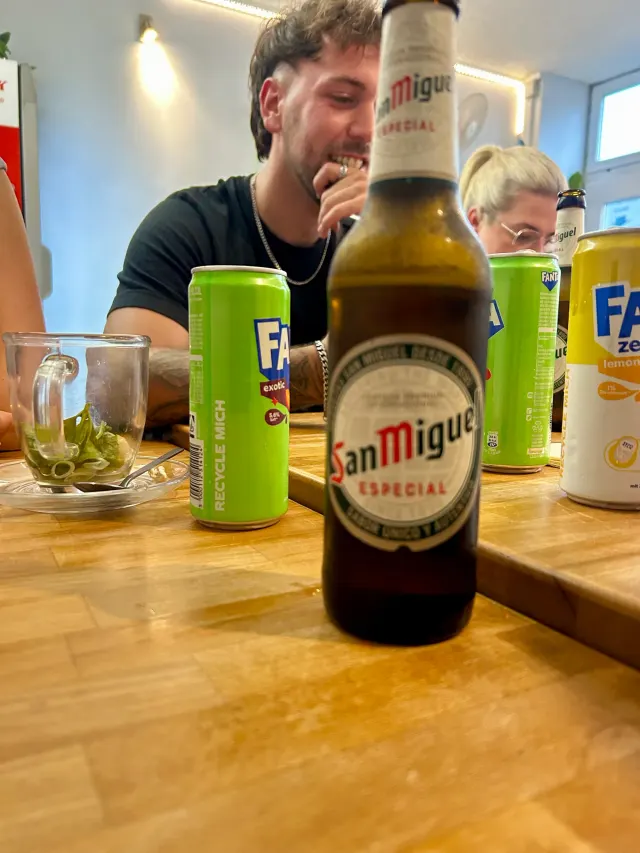 BookNoFees: Atıştırmalık büfesi – Good morning Vietnam – Aachen – San Miguel Especial şişesi ve Fanta kutularının bulunduğu masa, fotoğraf 2