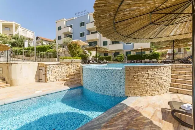 BookNoFees: Deniz manzaralı ve havuzlu sakin bir tatil dairesi – Slatine