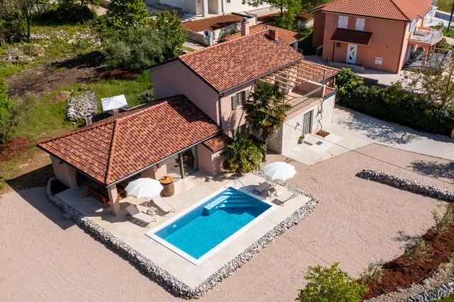BookNoFees tatil evi: Malinska – Havuzlu ve saunalı taş villa