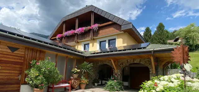 BookNoFees tatil evi: St. Michael Im Lungau – Bahçeli ve şömineli şık daire