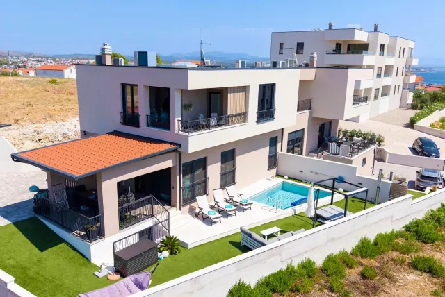 BookNoFees: Özel Havuzlu ve Deniz Manzaralı Sakin Daire – Vodice
