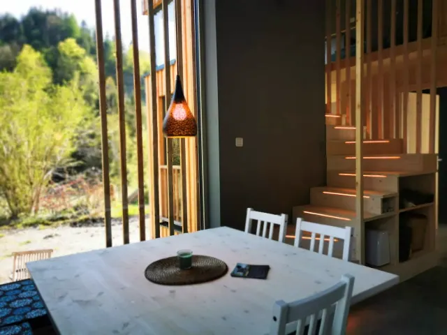 BookNoFees tatil evi: Hieflau, Styria, Avusturya – Beyaz masalı, sarkıt lambalı ve aydınlatmalı ahşap merdivenli yemek alanı