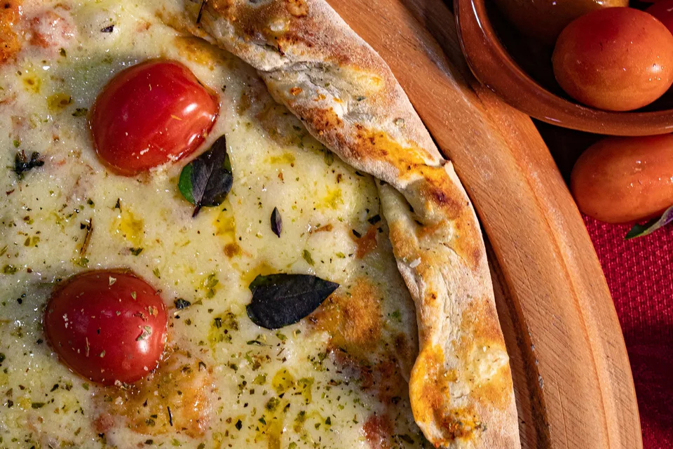 BookNoFees: Örnek fotoğraf: Kiraz domatesli peynirli pizza