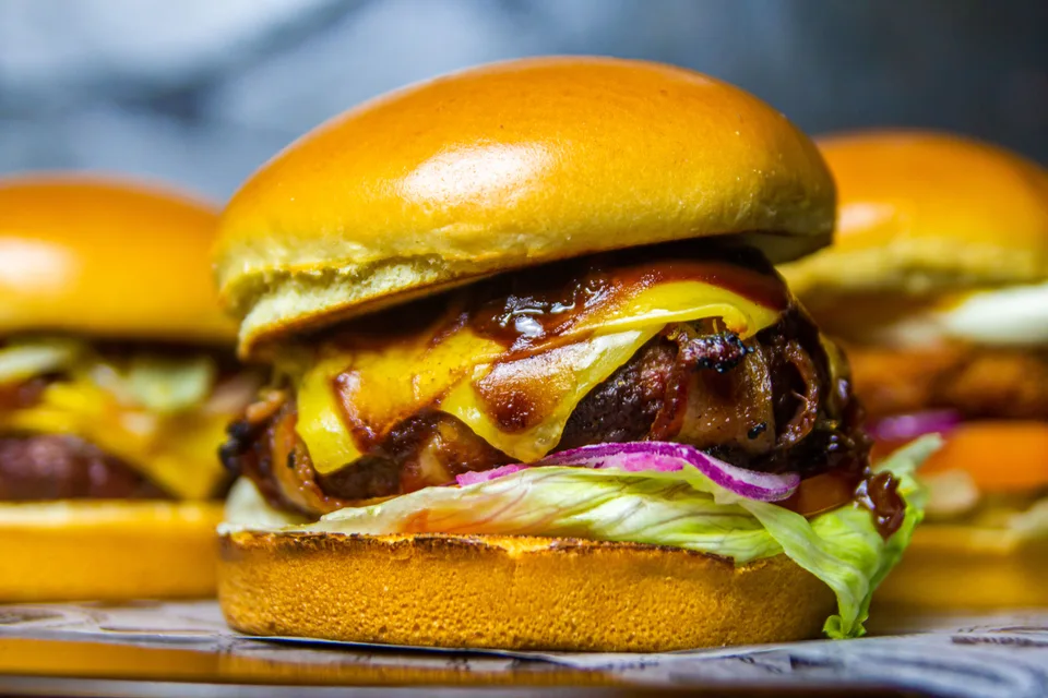 BookNoFees: Örnek fotoğraf: Marullu ve domatesli peynirli burger