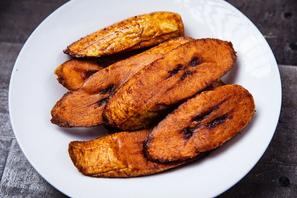 BookNoFees: Örnek fotoğraf: Beyaz tabakta kızarmış plantain muzu dilimleri
