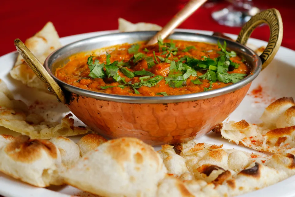 BookNoFees: Örnek fotoğraf: Naan ekmeğiyle Hint körisi