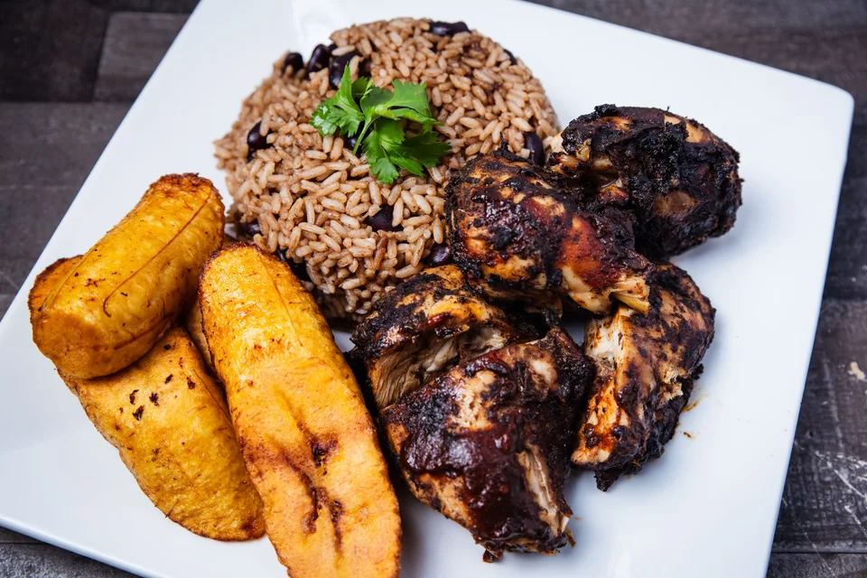 BookNoFees: Örnek fotoğraf: Pilav ve kızarmış plantain muzuyla jerk tavuk