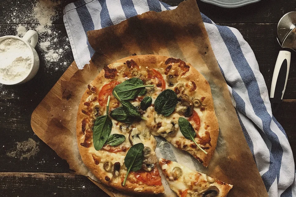 BookNoFees: Örnek fotoğraf: Mantarlı ve ıspanaklı pizza