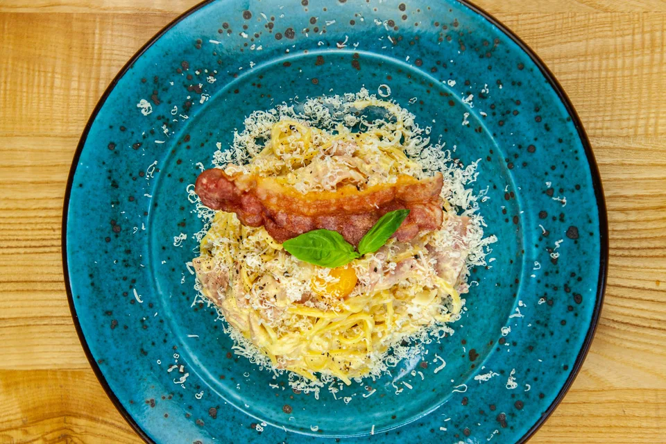 BookNoFees: Örnek fotoğraf: Mavi tabakta spagetti carbonara