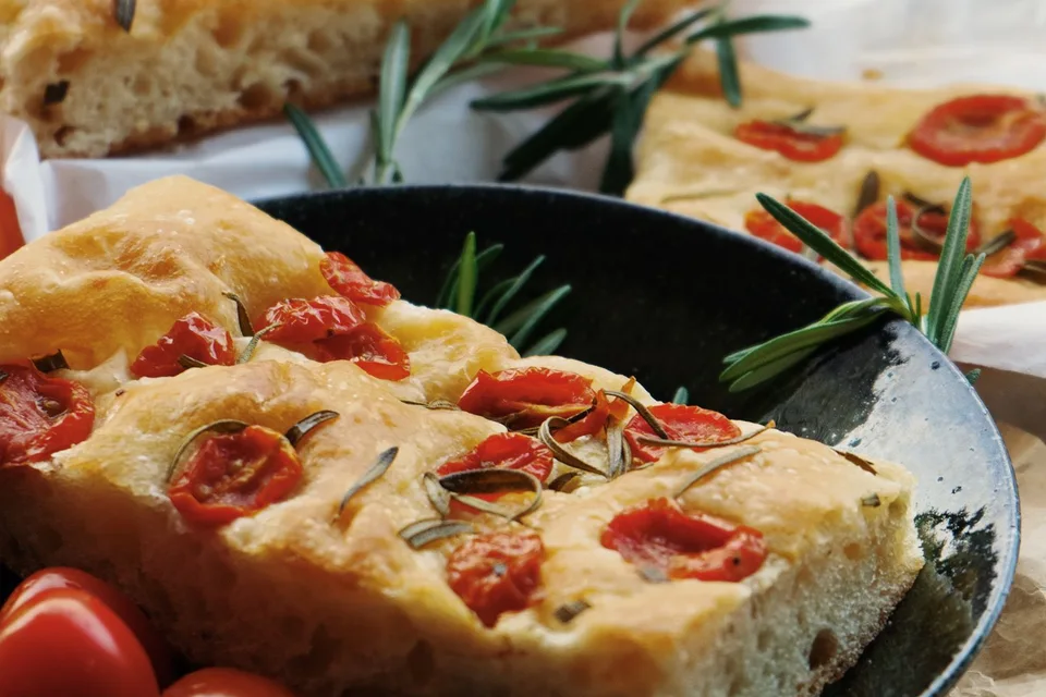 BookNoFees: Örnek fotoğraf: Domatesli ve biberiyeli focaccia