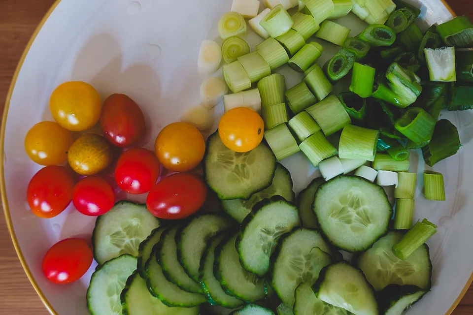 BookNoFees: Örnek fotoğraf: Salatalık, domates ve taze soğanlı sebze salatası