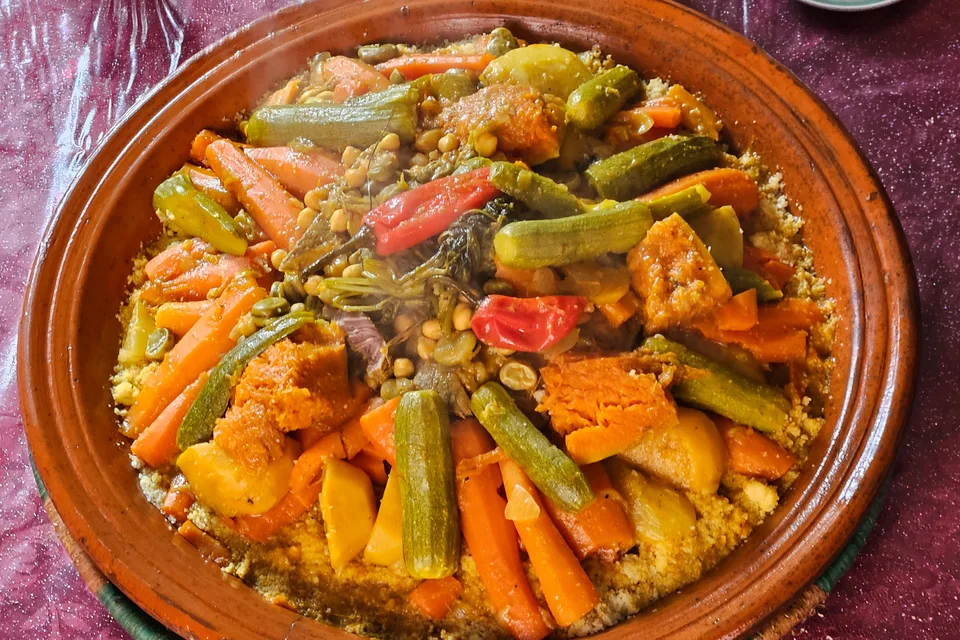 BookNoFees: Örnek fotoğraf: Tajin kabında servis edilen renkli sebzeler